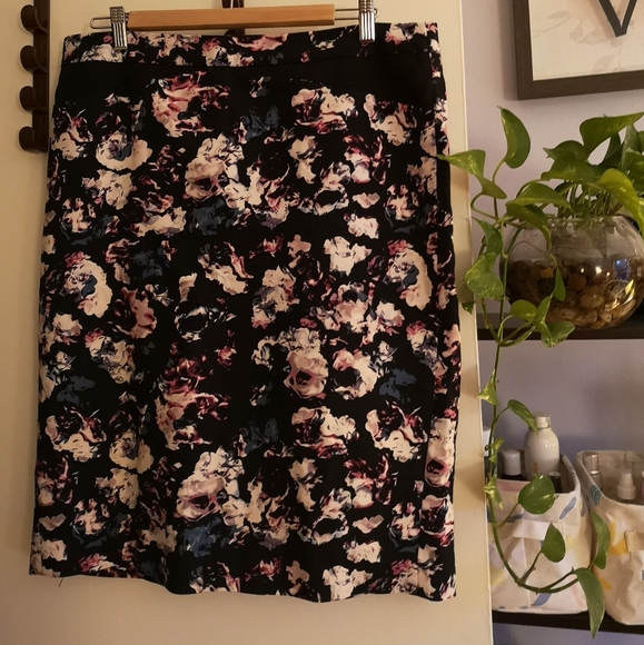 RW and Co Pencil skirt with flower print - Picture 2 of 4